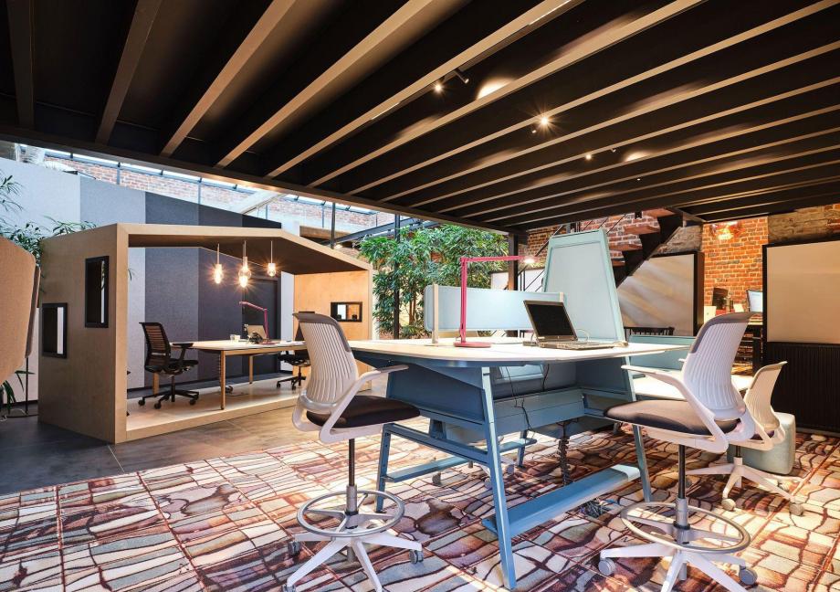Voorbeeld van een kantoorontwerpoplossing van Studio Alliance met een eclectische mix van ontworpen werkruimtes