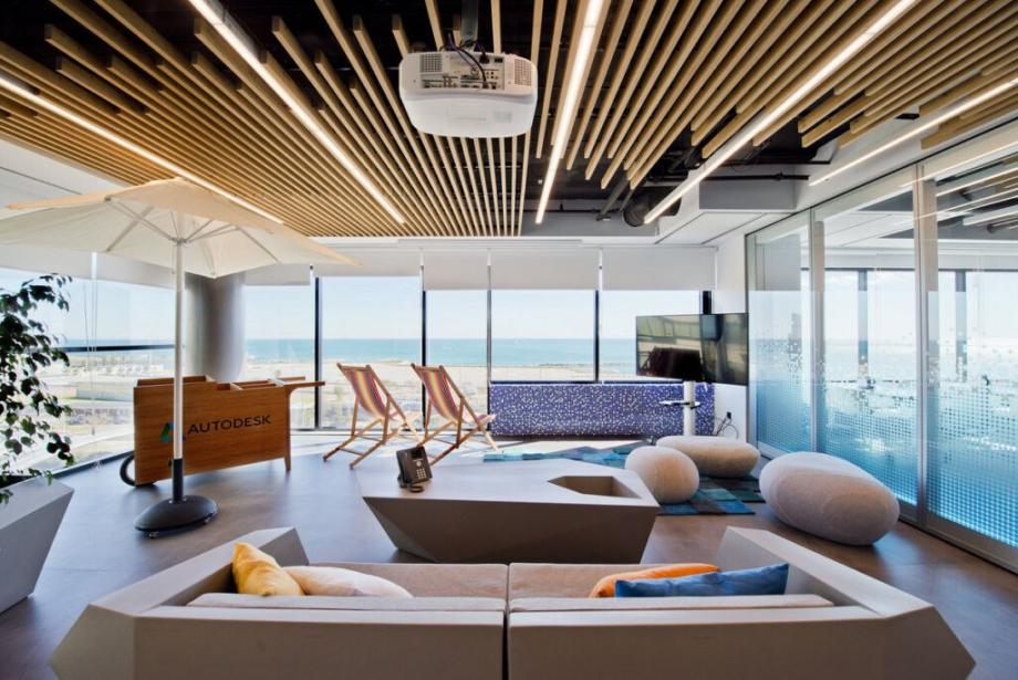 Voorbeeld van een werkplekadviesproject van Studio Alliance met rondom glazen panelen en uitzicht op een oceaan