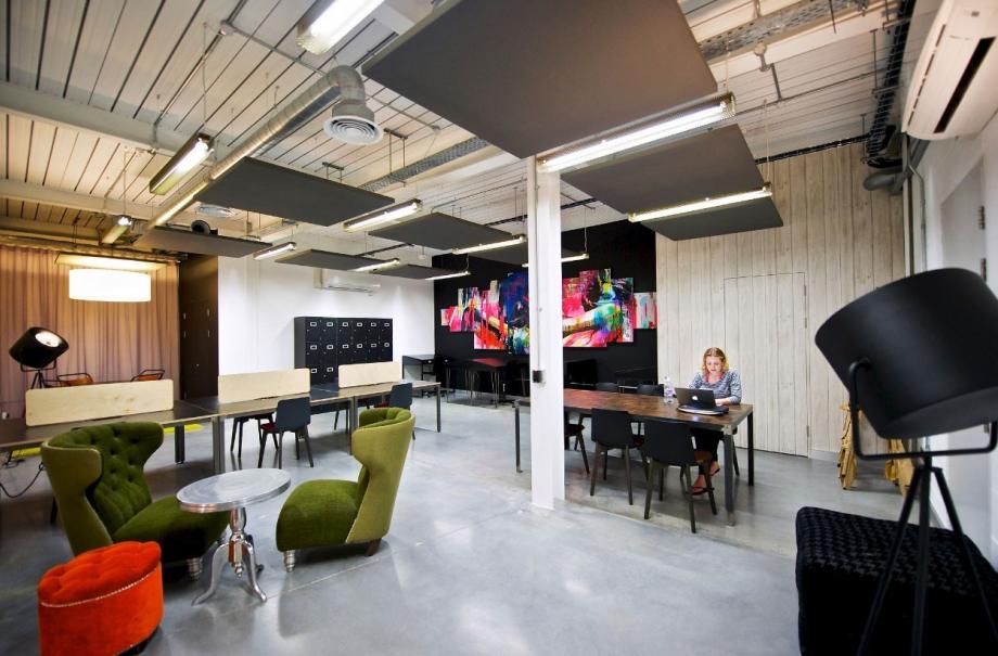 Przykład rozwiązania hybrydowego miejsca pracy Studio Alliance obejmującego różne sekcje coworkingowe w jednym pomieszczeniu