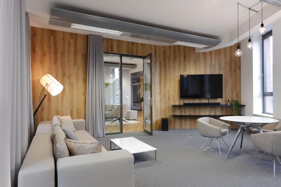 Exemple d'une solution de conception de bureau Studio Alliance comprenant un espace de détente avec une palette de couleurs grises dominantes
