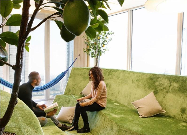 Příklad řešení hybridního pracoviště Studio Alliance s prostorem s velkými zelenými sedacími plochami ze sametu